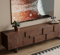 Meuble TV contemporain en bois à panneaux géométriques, console TV asymétrique unique avec tiroirs en noyer