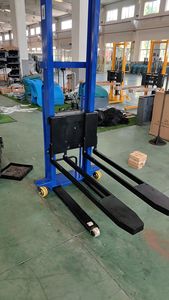 מלגזה חשמלית ניידת עם טעינה עצמית, גובה הרמה 1.3 מטר/1.6 מטר, קיבולת 1000 ק\\\"ג, מחיר נמוך - Product Image 4