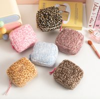 Nouvelles trousses de toilette roses à imprimé léopard pour filles, sacs menstruels portables, petits sacs de rangement en peluche pour serviettes hygiéniques, mini-pochettes