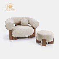 Fauteuil individuel moderne de style nordique pour salon, avec structure en bois massif et revêtement en laine, idéal pour se détendre