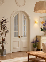 Porte battante simple en bois de style médiéval blanc, avec anse circulaire profonde et double anse en fil, verre dépoli