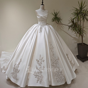 LY106 Magnifique robe de mariée longue en satin sans bretelles, ornée de paillettes, de volants, de dentelle et de fleurs en cristal pour femmes - Product Image 1