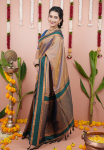 Chickoo Soft Silk Narayanpeth Paithani Saree con ricos motivos tejidos Zari e impresionantes tejidos de contraste para un uso tradicional - Product Image 2