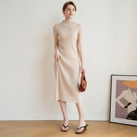 Robe plissée style Issey Miyake Été 2026, col montant, fente latérale, style chinois, coupe droite, infroissable, décontractée, taille haute