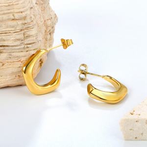 Boucles d'oreilles créoles brillantes en acier inoxydable plaqué or 18 carats PVD, résistantes à l'eau et inaltérables, forme géométrique carrée en C pour femme - Product Image 3