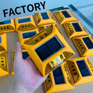 Маркер пластиковый светоотражающий предупреждающий, оптовая цена, в Индии, «кошачий глаз», 360 светодиодный пластиковый дорожный стержень на солнечной батарее - Product Image 1