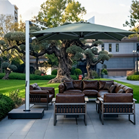 Parasol de terrasse à LED solaire rotatif à 360° avec structure en aluminium pour hôtel et complexe hôtelier, personnalisation complète, parasol d'extérieur