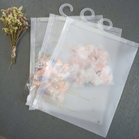 Sac à fermeture éclair de conception gratuite avec crochet en plastique imperméable à l'eau impression offset vêtements pour enfants givré poly sacs à fermeture éclair pour l'emballage des vêtements