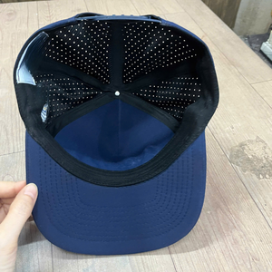 Gorra de Béisbol Deportiva de Poliéster Impermeable de 5 Paneles con Logotipo Bordado en 3D Personalizado, Gorra de Golf con Perforaciones Cortadas a Láser, Gorra de Béisbol con Cuerda - Product Image 3