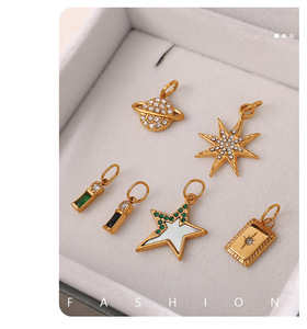 Fantaisie cosmique |   Pendentif en acier inoxydable plaqué or PVD 18 carats avec zircon, motif céleste étoile, lune, planète, pour la fabrication de bijoux - Product Image 5