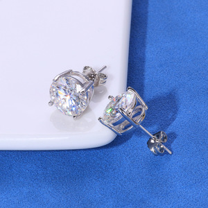 Pendientes de botón de moissanita de 4 puntas con incrustaciones de circonitas, Plata de ley 925, Bañado en oro de 18K, VVS, Engaste de bisel solitario, Estilo Hip Hop - Product Image 4