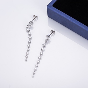 Pendientes de Oro Blanco de 14k con Diamantes Moissanite de Messi Jewelry - Product Image 2