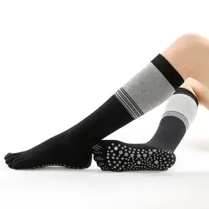 Grosir kaus kaki pegangan Yoga setinggi lutut Sox sarung kaki lima jari antiselip Logo kustom untuk Pilates