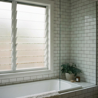 Système de persiennes extérieures fixes en aluminium OUNA, espacement et angle personnalisés pour bloquer la lumière du soleil directe et réduire l'éblouissement