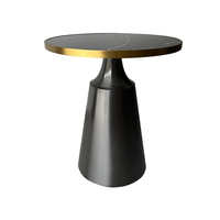 Tables de restaurant de luxe en pierre frittée avec bordure dorée et piétement conique en métal noir – Mobilier d'hôtel moderne et de luxe léger pour bar