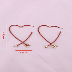 Boucles d'oreilles en forme de cœur en alliage de zinc avec corde rouge et flèche dorée, bijoux de mode pour femmes - Product Image 2