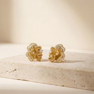 Boucles d'oreilles en diamant, or 18 carats, design pétale, pour un usage quotidien - Product Image 3