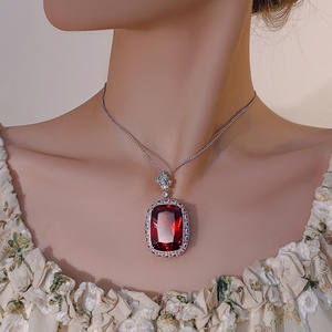 Collier pendentif vintage en cuivre écologique avec grand zircon cubique rouge taille coussin pour femme, idéal pour le quotidien, les fêtes ou comme cadeau - Product Image 6