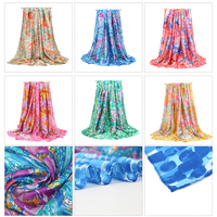 Venta al por mayor bufanda de seda satinada impresión personalizada para las mujeres estolas bufanda larga moda floral impreso diseño bufandas y chales