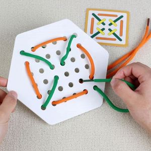Cartes de couture éducatives en bois double face pour les enfants de 5 à 7 ans - Cartes de couture pour développer la motricité fine - Product Image 3