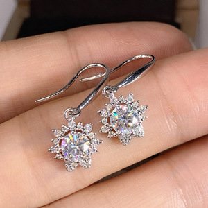 Pendientes de Oro Blanco con Flor, Plata 925, Baño de Rodio, Cristal y Diamantes de Imitación, Engaste de Garra, Joyería Clásica para Boda de Mujer - Product Image 3