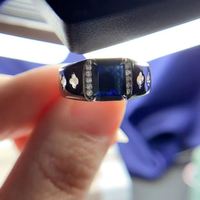 Vente en gros d'anneaux pour hommes en argent 925 avec pierre de saphir naturelle de forme géométrique, faits à la main par des artisans de bijouterie