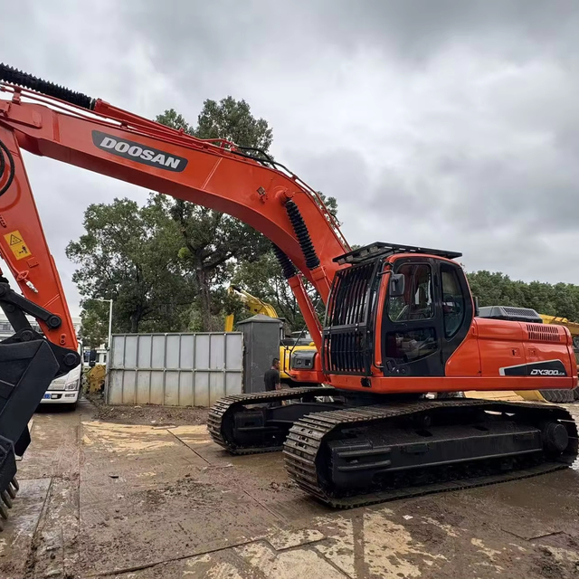 Used Doosan DX300/DX225/DH200 30 Ton Hydraulic Crawler Excavator with Cummins Engine High Efficiency 3-Year Warranty for Sale