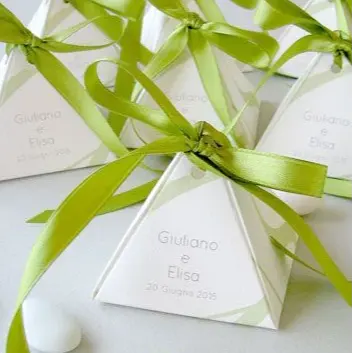 Boa qualidade favor casamento triângulo presente caixa com fita e tag papel bonito embalagem caixa para presentes de casamento