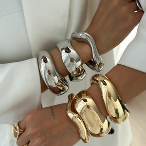 Brazaletes abiertos de onda Irregular a la moda, brazalete para mujer, brazalete minimalista de Metal pesado dorado, regalos de joyería nuevos - Product Image 1
