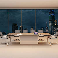 Table de collaboration de bureau moderne avec bande de services centralisée, pieds inclinés et design pratique pour les réunions