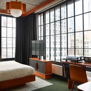 ชุดเฟอร์นิเจอร์โรงแรมระดับไฮเอนด์สไตล์ทรอปิคอล 5 ดาว สำหรับห้องนอนและห้องนั่งเล่นในรีสอร์ท ดีไซน์งานศิลป์จากไม้เนื้อแข็งสั่งทำพิเศษ - Product Image 3