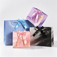 Sac cadeau écologique en carton blanc avec impression marbrée dégradée, ruban et poignée tressée, personnalisable pour anniversaire