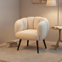 Luxuriöser Einzelsessel mit Schaffellbezug für Komfort und Entspannung im Wohnzimmer oder Schlafzimmer