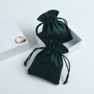 Sacchetto di Lusso 7x9cm in Pelle Scamosciata Verde Scuro, Leggero e Morbido, di Alta Qualità, per Esposizione Gioielli e Confezione Regalo con Cordoncino - Product Image 5