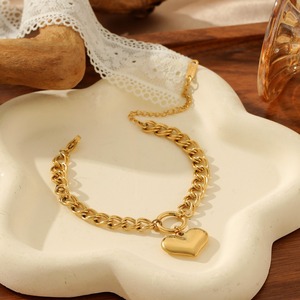 สร้อยข้อมือสแตนเลสสตีลชุบทองรูปหัวใจ LOVE ดีไซน์หลากหลายสำหรับผู้หญิง |   ทันสมัย ป้องกันอาการแพ้ และกันน้ำ - Product Image 4