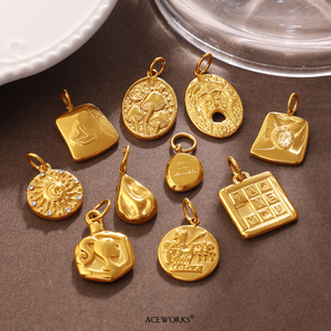 Galerie de médaillons Oracle |   Pendentif en acier inoxydable plaqué or 18 carats PVD avec motif mystique en relief |   Imperméable, hypoallergénique et durable - Product Image 3