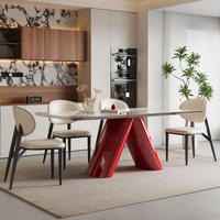 Table de salle à manger de luxe en marbre, plateau moderne, base conique rouge brillante, pour projets de restaurants haut de gamme