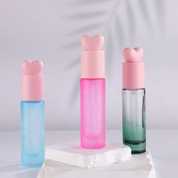Flacon en verre rond en forme de cœur rose 30 ml Vaporisateur à pompe haute qualité pour crème pour le visage et crème pour les yeux Fabricants en gros Personnalisé