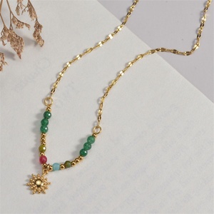สร้อยคอสแตนเลสสำหรับผู้หญิงประดับด้วยลูกปัดหลากสี - Product Image 2