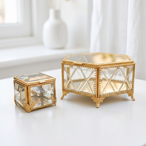 Boîte de rangement en laiton et verre design pour bijoux et décorations - Product Image 1