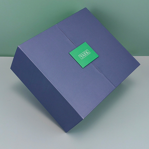 Caja de Cartón Rígido Plegable de Lujo, Embalaje con Cierre Magnético Personalizado, Estampado en Relieve con Lámina Dorada, Materiales Reciclados, Acabado Mate - Product Image 5