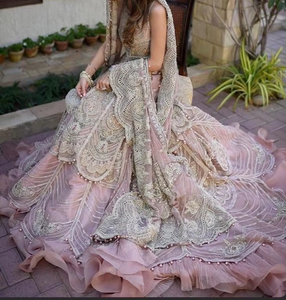 ATIYA LIBAS indien/pakistanais mariée Lehenga Choli avec broderie lourde Zardozi Acétate Matériel Floor Length Trail pour les femmes - Product Image 3