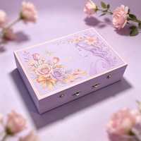 Boîte cadeau de luxe violette et rose à motifs floraux et papillons, boîte rigide à rabat avec logo personnalisé et fermoir métallique, emballage cadeau pour cosmétiques et soins de la peau