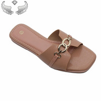 Sandales plates d'été pour femmes, style rivet, à la mode, en métal, prêtes à être expédiées, en gros, pantoufles de plage, claquettes pour femmes