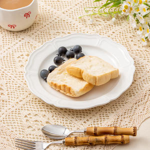 Plato redondo de cerámica blanca Fengxi de 8.5 pulgadas con diseño de lazo rojo para servir postres, café, té, uso doméstico. - Product Image 3