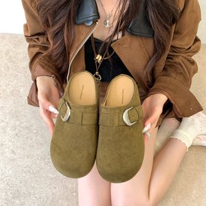Mules en daim pour femmes, sabots à enfiler, pantoufles plates à bout ouvert avec boucle métallique et sangle réglable pour l'extérieur et l'intérieur - Product Image 3