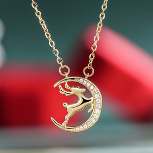 Collana con Ciondolo Luna e Renna per Donne, Gioiello Scintillante alla Moda per le Festività, Regalo - Product Image 3