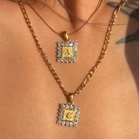 Collier pendentif carré en acier inoxydable plaqué or 18 carats avec lettre initiale et zircons incrustés pour femme, collection Dazan 2027