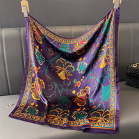Écharpe en soie carrée de 70 cm personnalisée avec motif baroque doré et marine royale pour femme, cadeau, décoration