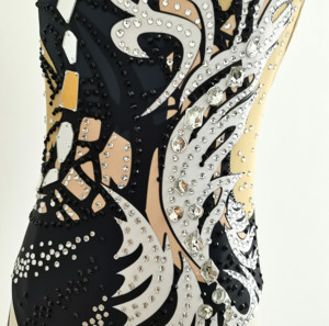 Traje de Natación Sincronizada LIUHUO Negro <span class=keywords><strong>y</strong></span> <span class=keywords><strong>Beige</strong></span> con Patrón de Llamas Abstractas <span class=keywords><strong>y</strong></span> Adornos de Espejo para Niñas, Competición JC366 - Product Image 4